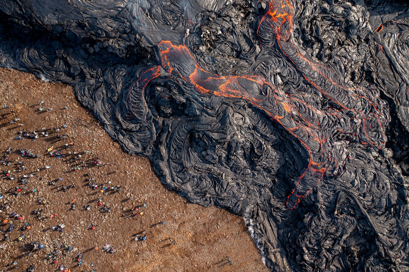 Vue du drone : la foule au bord de la coulée