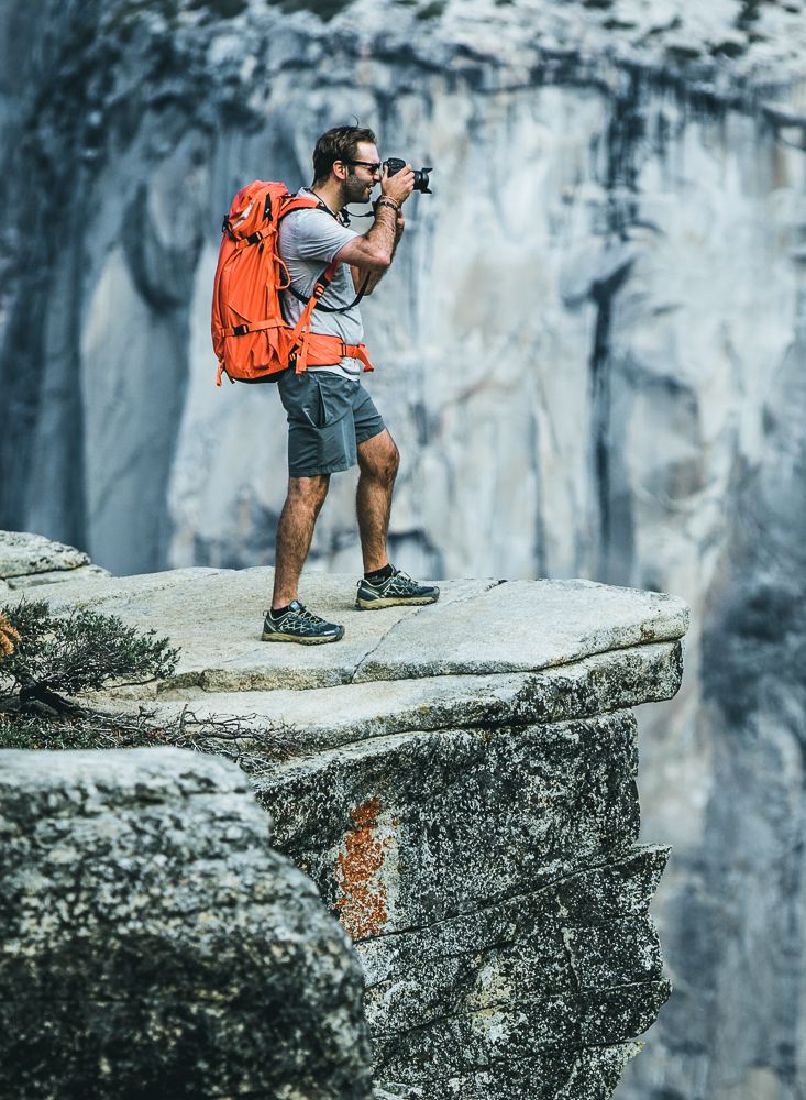 Thomas en train de photographier sur un rebord rocheux